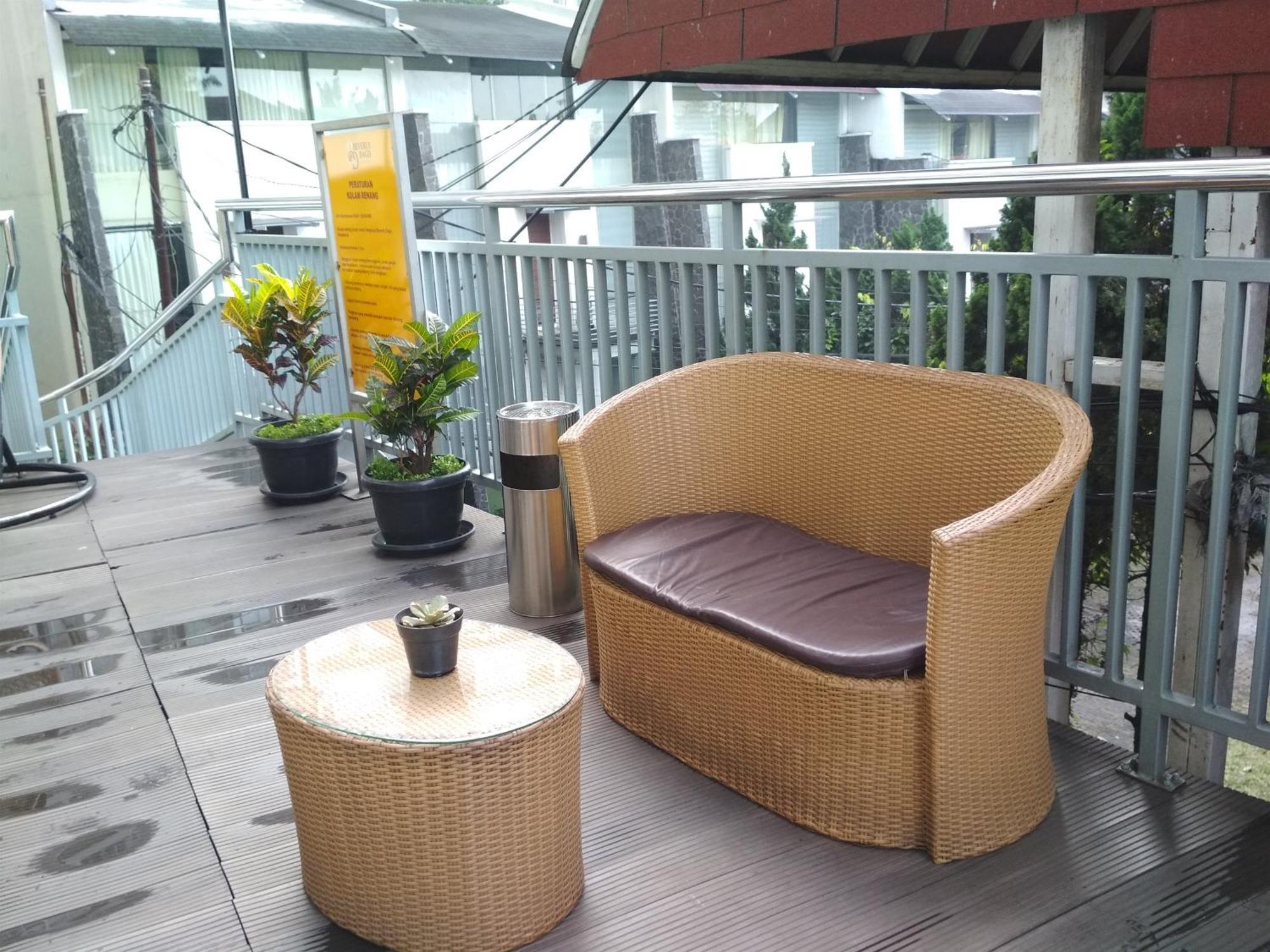 Simply And Comfy Studio Room Apartment Beverly Dago By Travelio Bandung Esterno foto